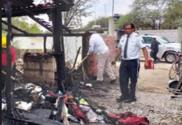 Incendio deja humilde vivienda en Ajalpan reducida en cenizas