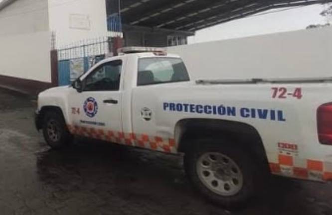 Ebrio choca y vuelca su camioneta en la carretera Atlixco-Tianguismanalco