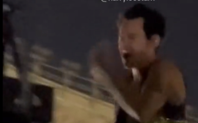 VIDEO Le avientan un objeto y le pega en el ojo a Harry Styles durante concierto