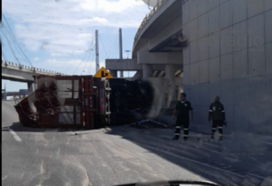 Camión de carga vuelca en la autopista Puebla-Veracruz