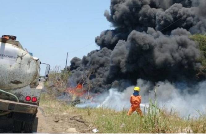 Se registra incendio en inmediaciones de refinería de Minatitlán