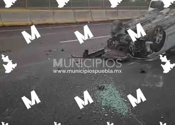 Auto se vuelca en la México-Puebla a la altura de Tlahuapan