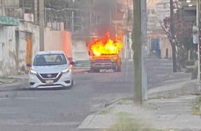 Se calcina camioneta en la 16 de septiembre en Puebla capital