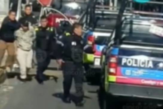 VIDEO Municipales impiden robo de torton en la México-Puebla