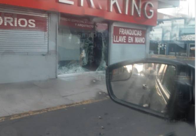 Dan cristalazo a negocio de material inoxidable en Puebla capital