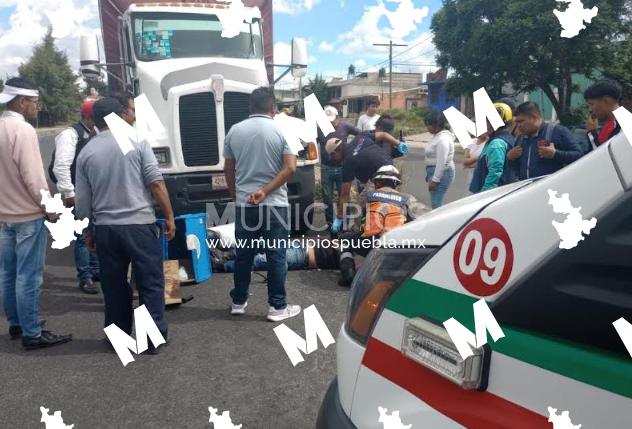 Motociclista termina con fracturas tras ser embestido por un camión en Texmelucan