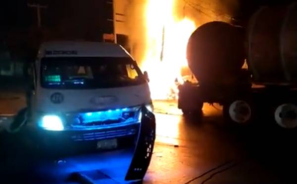 VIDEO Pipa con material peligroso choca contra combi y se incendia
