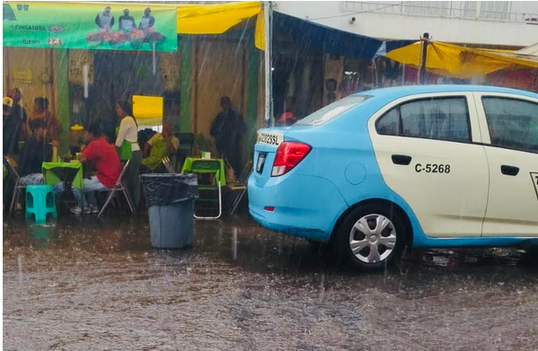 Aguacero sorprende a atlixquenses esta tarde