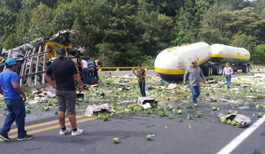 Muere transportista en carambola en la México Tuxpan  