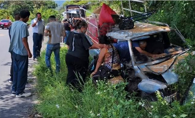 Camioneta se sale de la carretera y choca contra zona boscosa en Juan Galindo