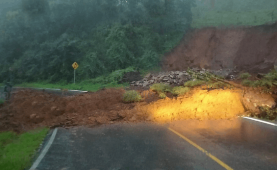 Deslave bloquea la carretera Acuaco-Zacapoaxtla