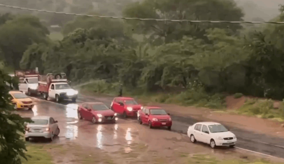 Intensas lluvias eleven nivel de río a la altura de Ahuehuetitla