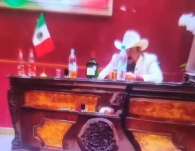 Captan a edil de Los Reyes de Juárez bebiendo whisky en el interior de la alcaldía
