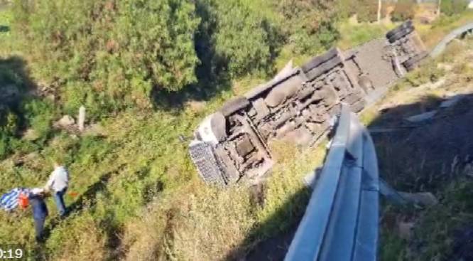 Vuelca tráiler en la Puebla-Veracruz a la altura de Quecholac