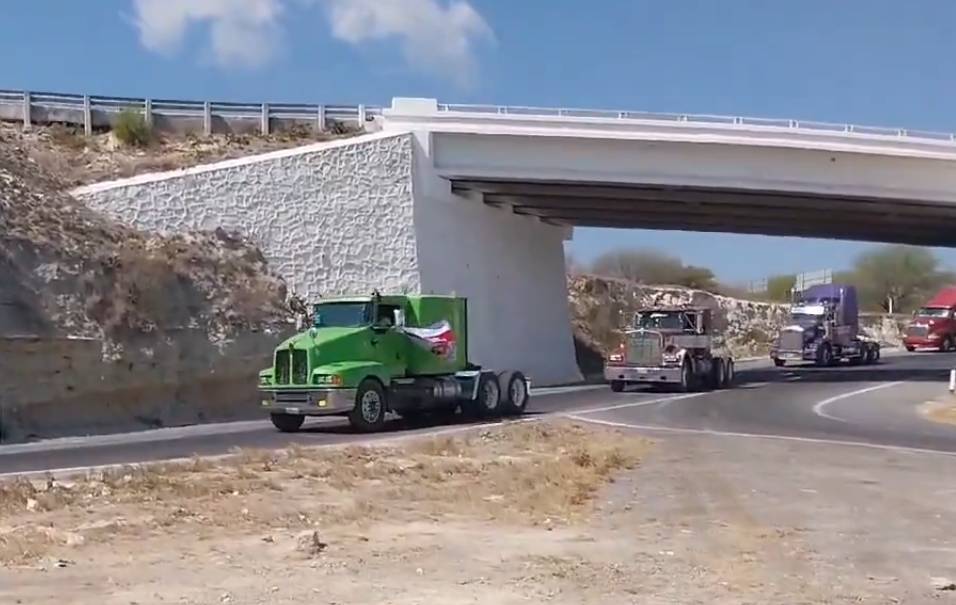 Camioneros de Tehuacán bloquean la Cuacnopalan-Oaxaca