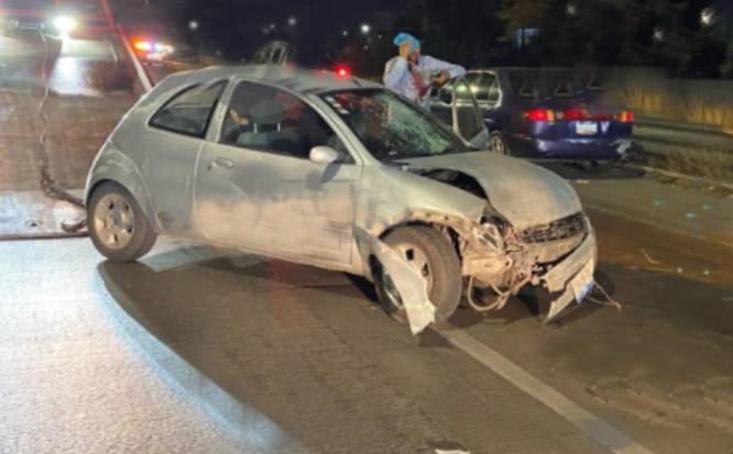 Conductor de camioneta embiste a auto compacto sobre Periférico