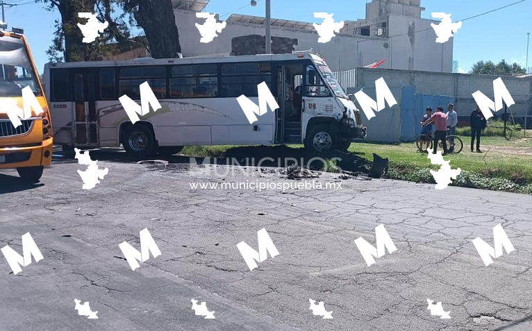 Chocan ruta 6 Xalmimilulco y unidad de transporte de personal en Texmelucan