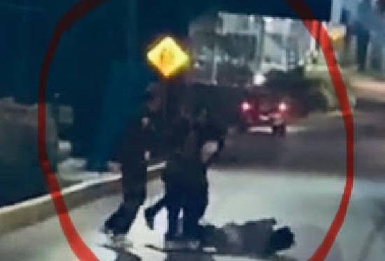 En Atlixco grupo de chavos golpean a presunto ladrón de motocicletas