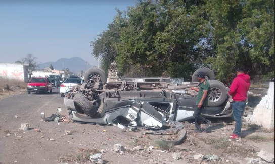 Volcadura de camioneta en Acajete, deja lesionados 