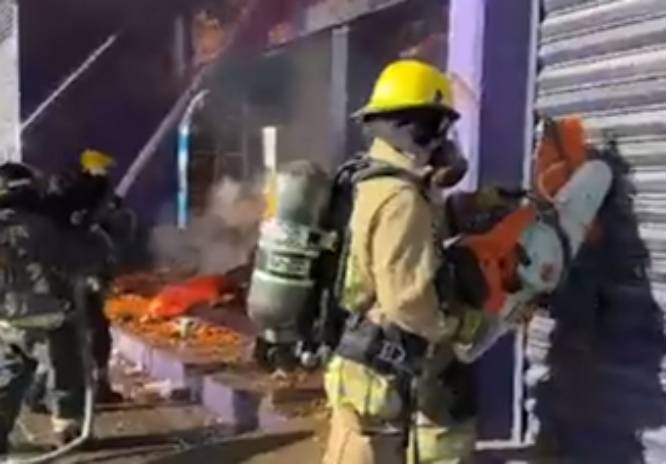 Se incendia dulcería Candy en la central de Abasto de Puebla