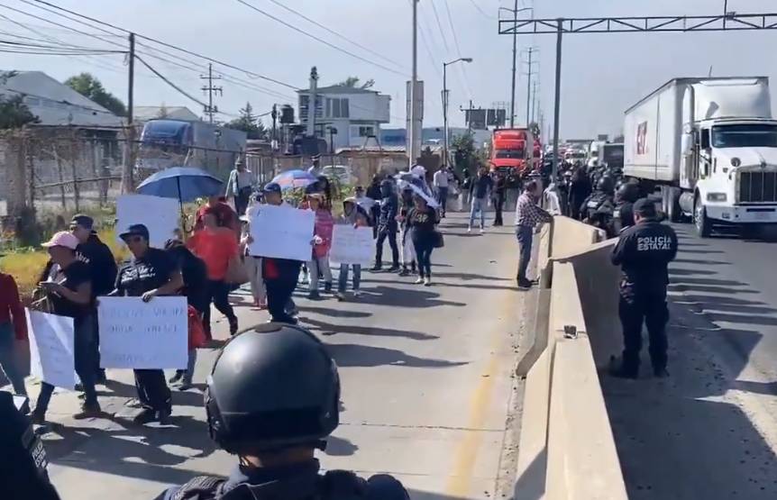 Manifestantes reabren la lateral de la autopista México-Puebla