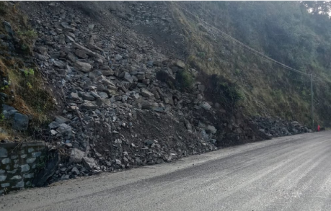 Derrumbe en carretera de Ajalpan afectó 20% de la carpeta asfáltica 