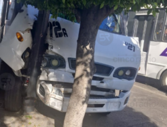Ruta 72-A se impacta contra un poste en Circuito Juan Pablo II