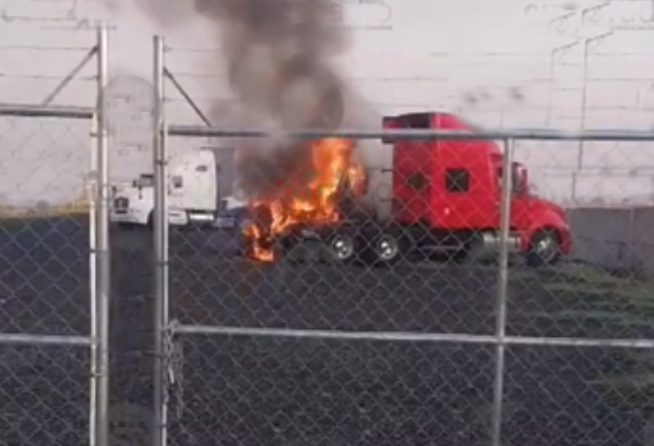 Se calcina tráiler frente a Gas Uno de Cuautlancingo