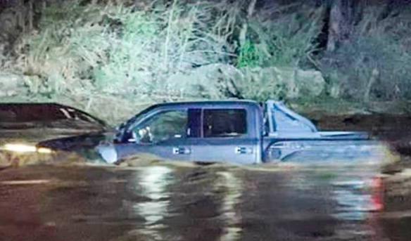 Rescatan a hombre que era arrastrado por el río Tizaac en Acatlán