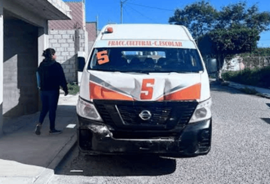 Chofer de colectiva en Tehuacán choca, huye y abandona a pasajeros