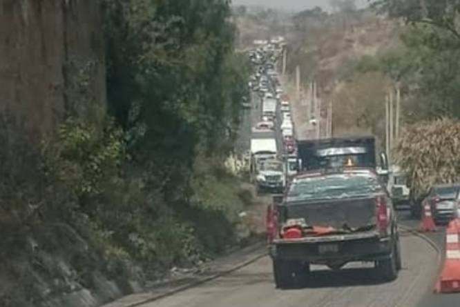 Causa desesperación a automovilistas obras en la federal Atlixco-Puebla