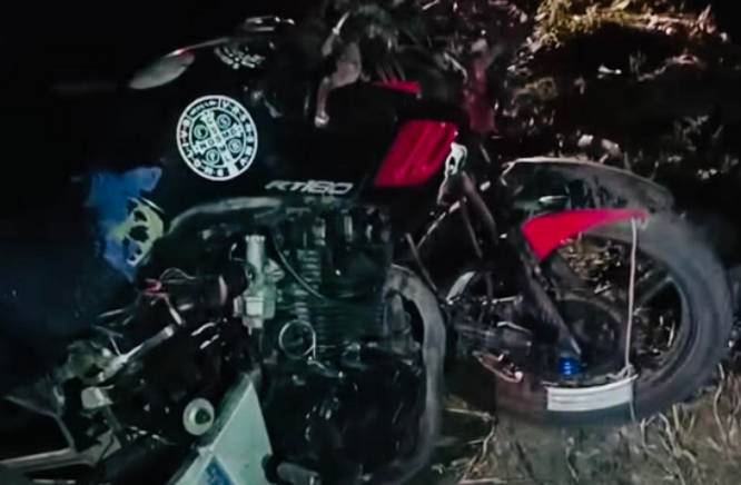 Motociclista se va a barranca en Atlixco y deja abandonada la unidad