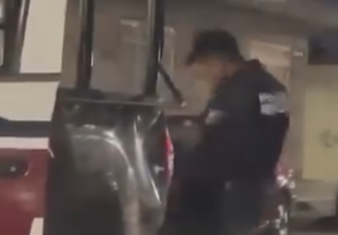 VIDEO Captan a policía de Amozoc orinando en vía pública