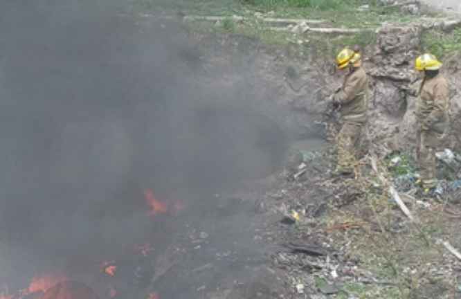 Se registra incendio en tiradero de llantas en Texmelucan