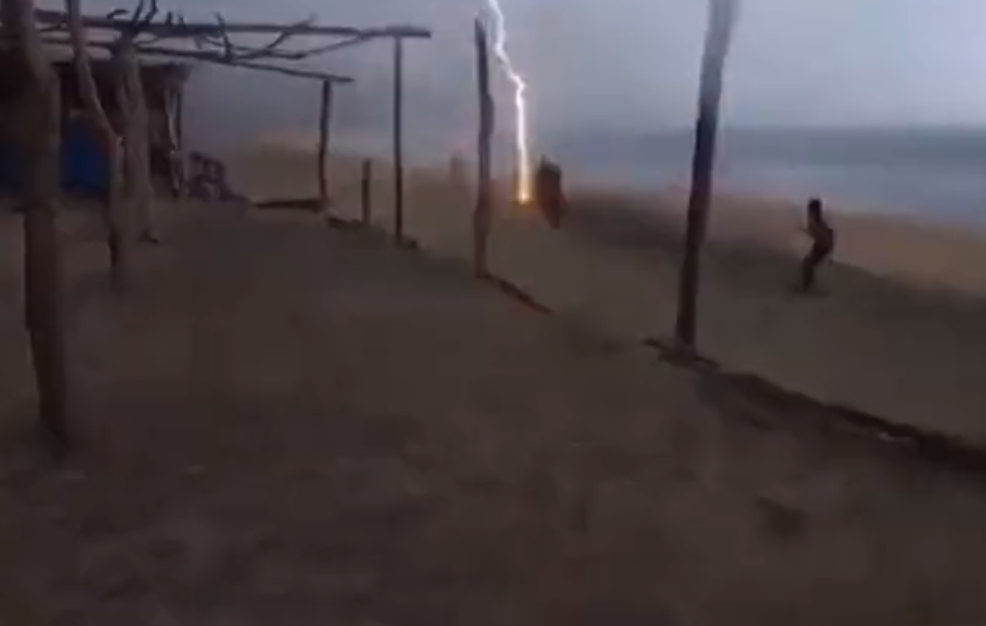 Cae rayo en playa de Michoacán y mata a dos personas