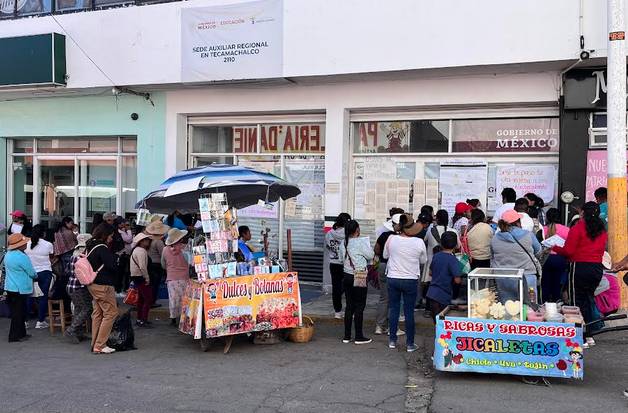 Denuncian mala organización para registro de becas Benito Juárez en Tecamachalco