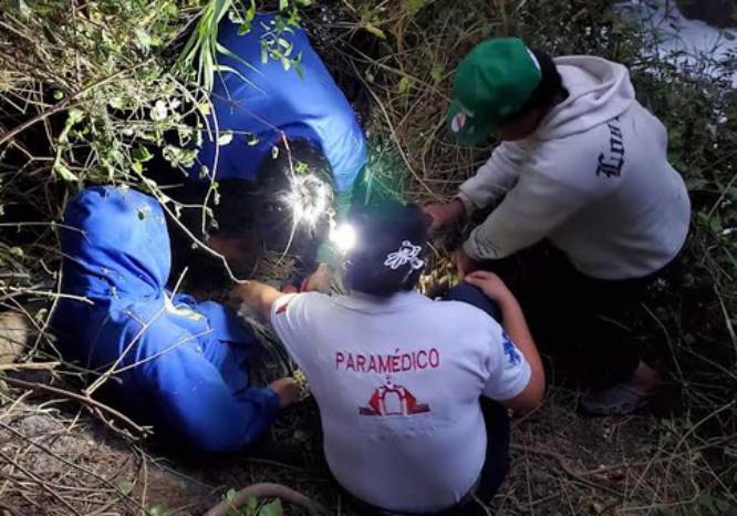 Rescatan a masculino de una barranca en Huaquechula