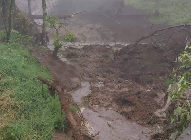 Se registra deslave cerca del ICATEP de Huauchinango