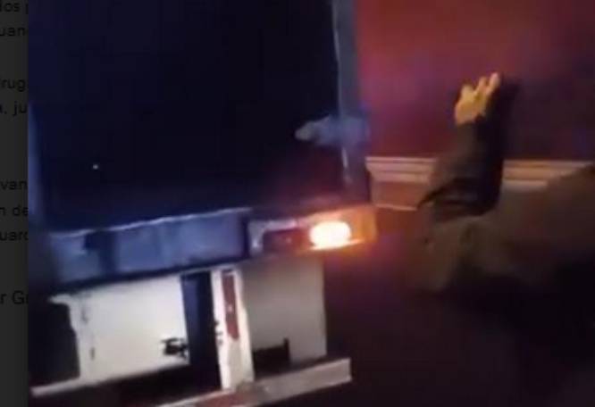 Arrojan bombas molotov a traileros para asaltarlos en la Puebla-Orizaba 