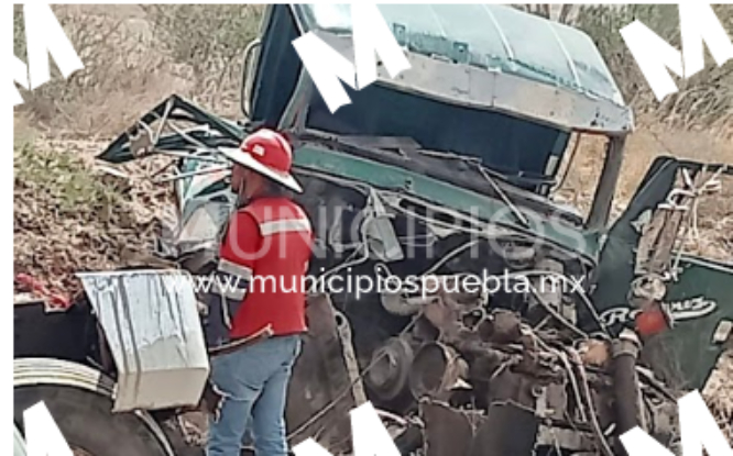Camión intenta ganarle el paso al ferrocarril y es embestido en San Juan Atenco