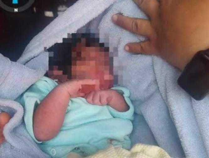 Abuelito abandona a bebé en tortillería de Acatlán