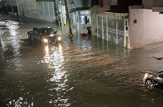 Pasan susto cientos de atlixquenses por inundaciones en fraccionamiento 