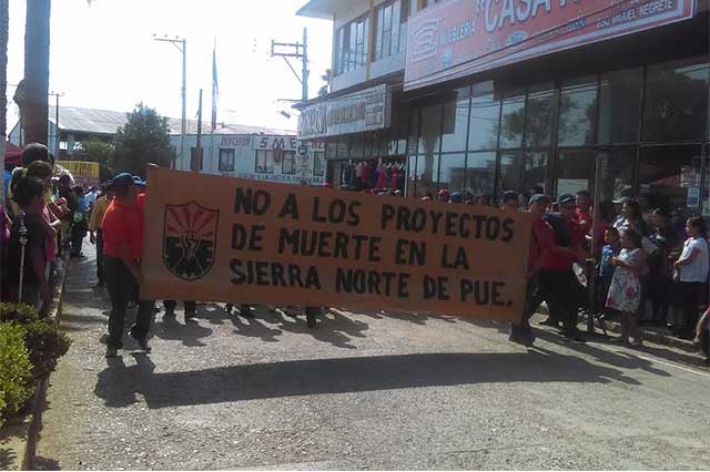 Obreros y campesinos marchan por Día del Trabajo en el estado de Puebla