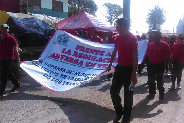 Obreros y campesinos marchan por Día del Trabajo en el estado de Puebla