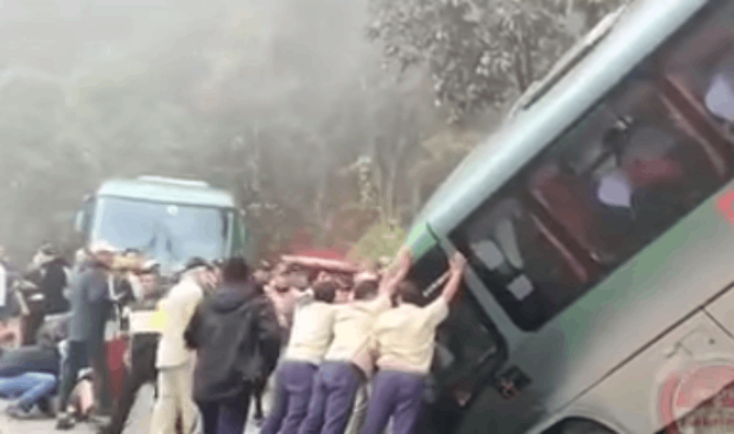 VIDEO Sufre accidente camión con mexicanos en Machu Pichu