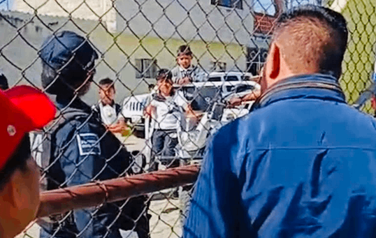 Tensión este lunes en primaria de Atlixco entre padres, directivos y supervisor