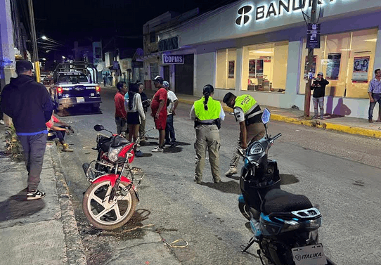 Motociclista se pasa el alto e impacta a dos motos