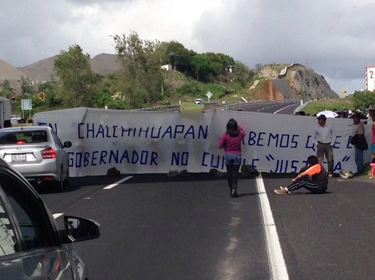 Cierran autopista y federal a Atlixco por represión a manifestaciones en Puebla