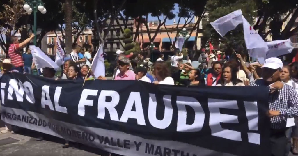 Militantes de Morena marchan en Puebla por fraude electoral  