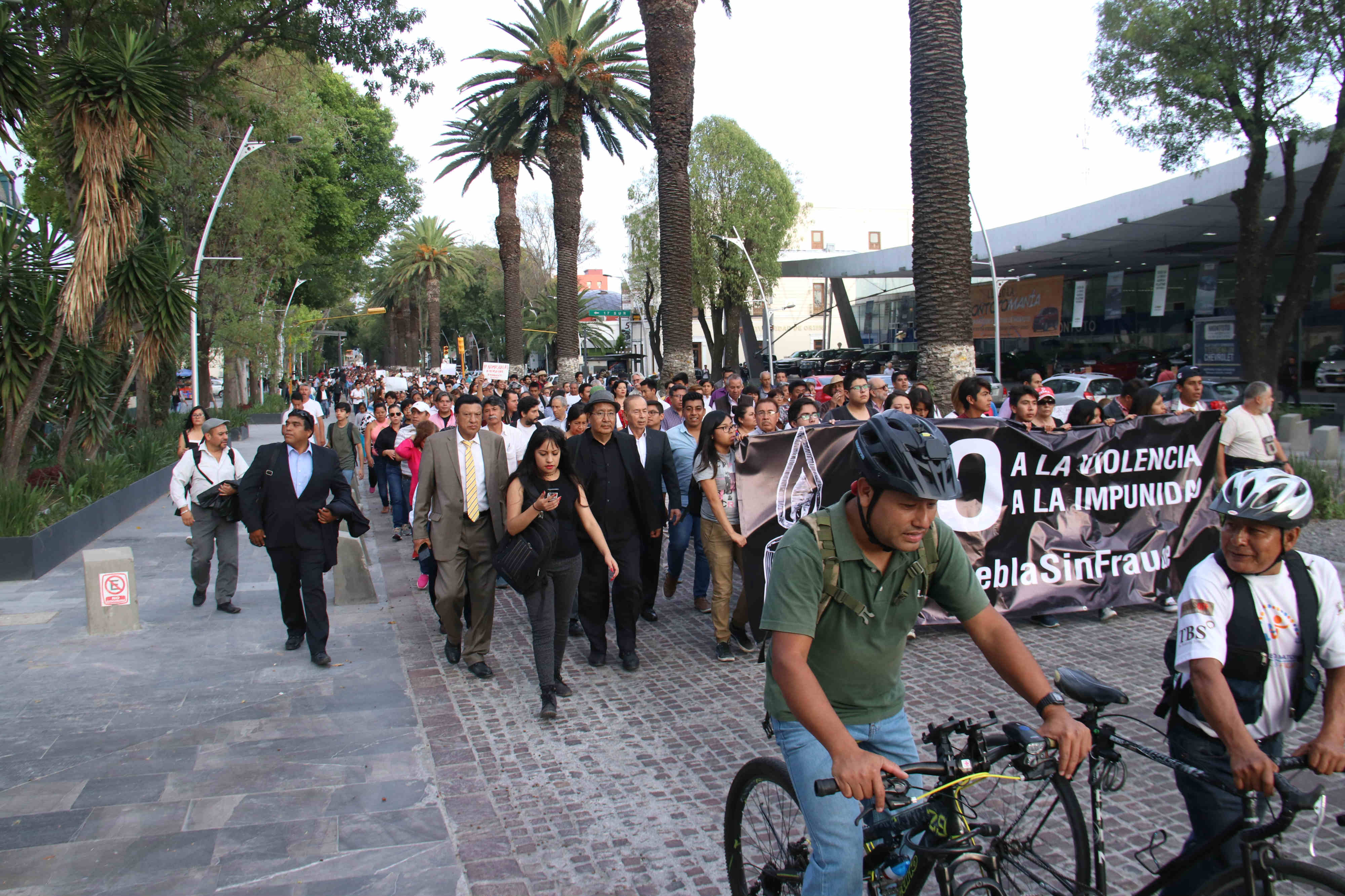 Miles marchan contra desaseo electoral en Puebla